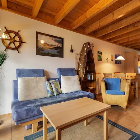 Cozy Holiday Near The Lake In